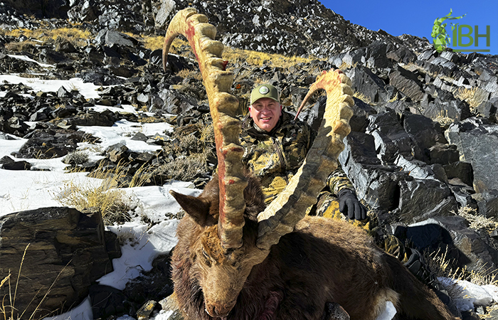 Picture with a hunter and a Pamir ibex hunting in Tajikistan with IberHunting