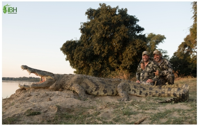 Rusty Antonio from IberHunting posing with the Crocodile hunting dangerous seven in Africa 