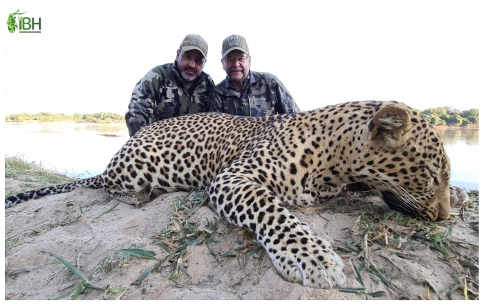 Rusty with Antonio from IberHunting posing with the Leopard hunting big five in Africa 