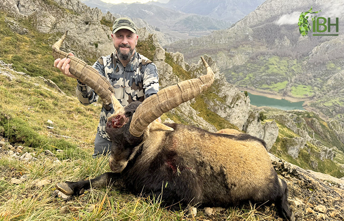 Hunter holding the broken horn of a gredos ibex after falling