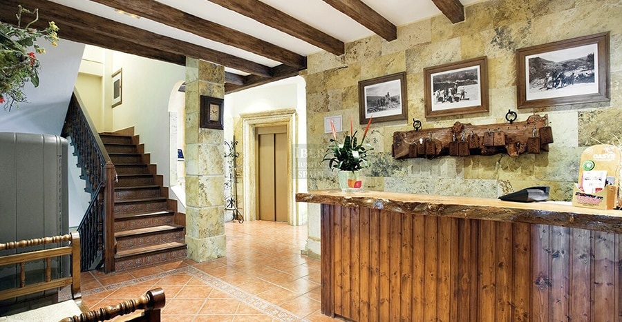 Reception desk of the hotel for your hunting offer