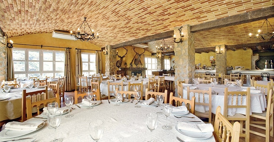 Dining area on the hotel for your hunting offer